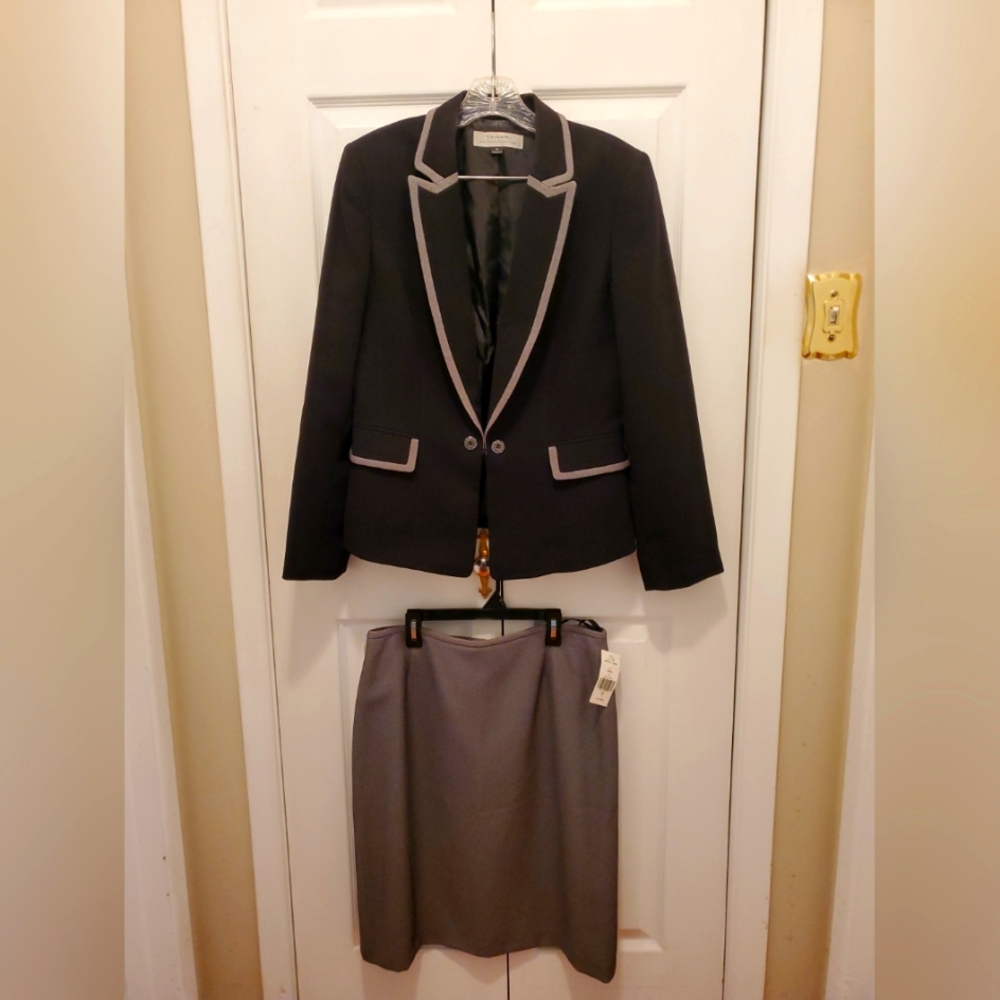 Tahari Arthur S. Levine  2 Pc Skirt Suit Blazer Garment Set size 10